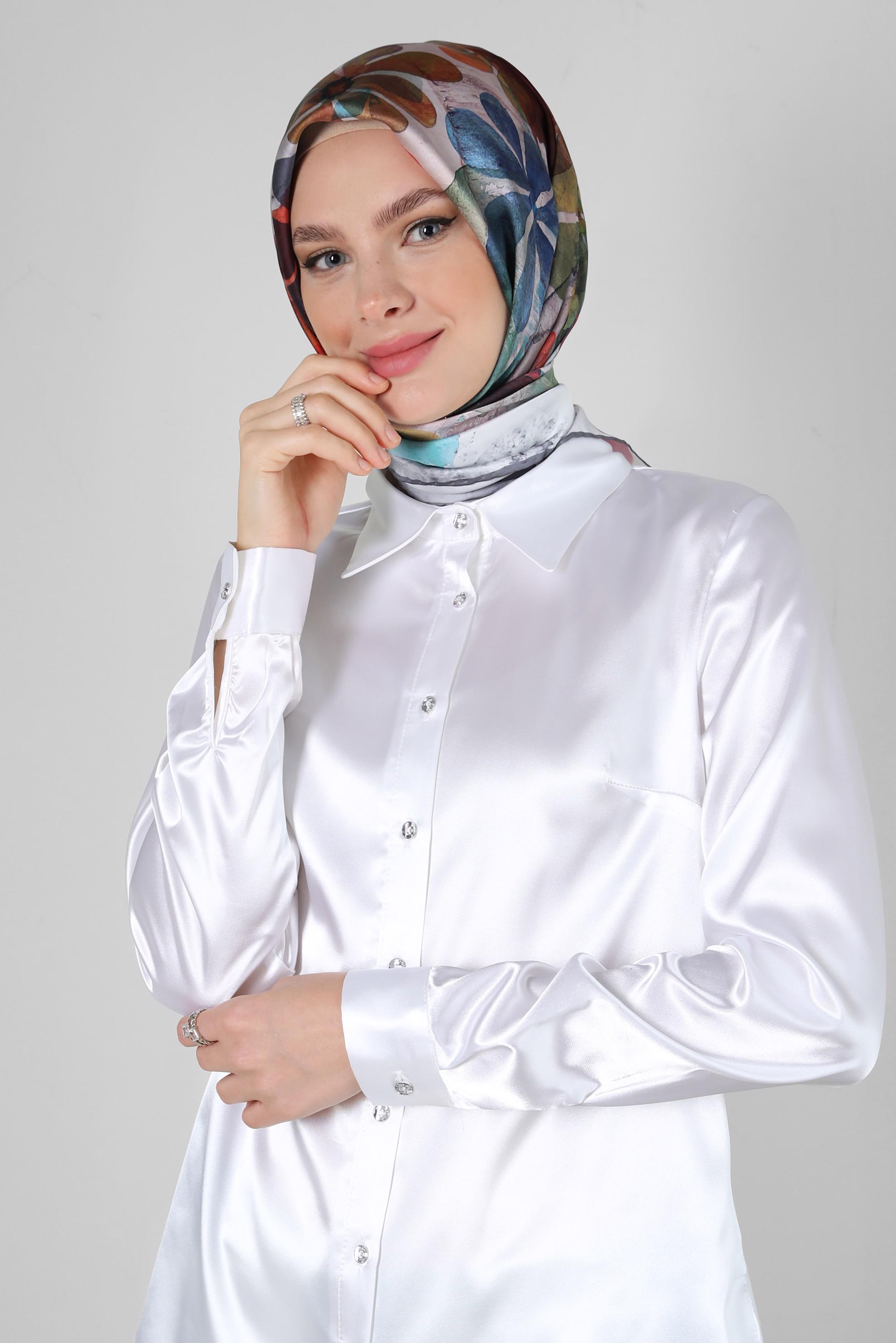 Tesettür giyim BEYAZ DÜĞMELİ SATEN BLUZ 43755